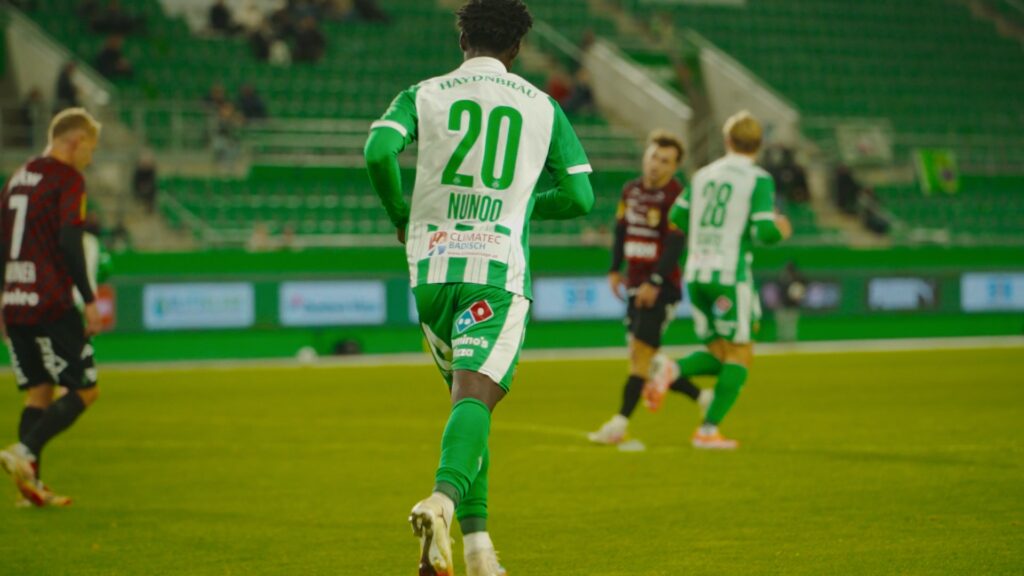 Voetballer in groen-wit tenue